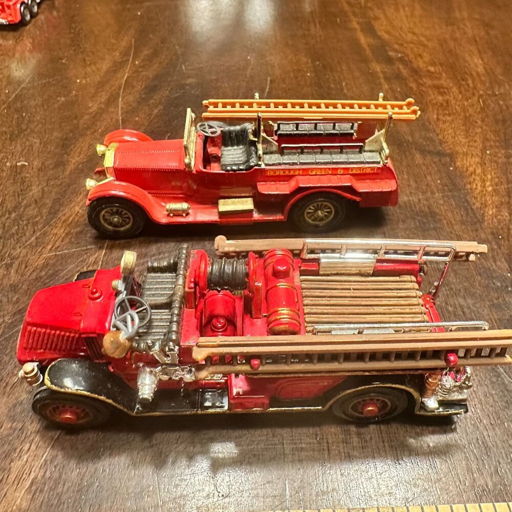 Two Vintage Lesney Matchbox Fire Trucks - Picture 7 of 10